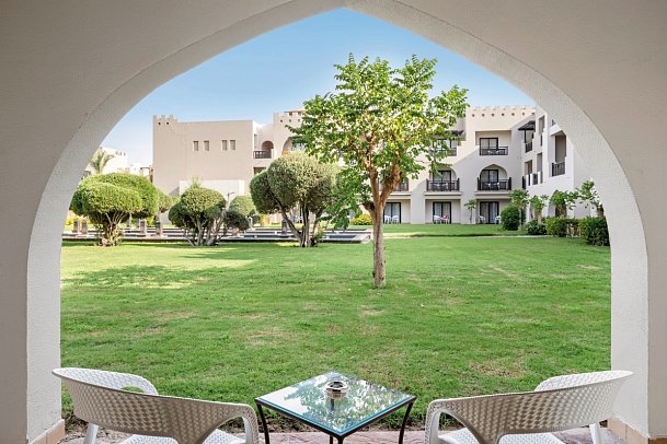 Pickalbatros Oasis Port Ghalib - Beispiel Balkon Familienzimmer Verbindungstür Gartenblick (Zimmercodierungen F1G, F1P & FG1)