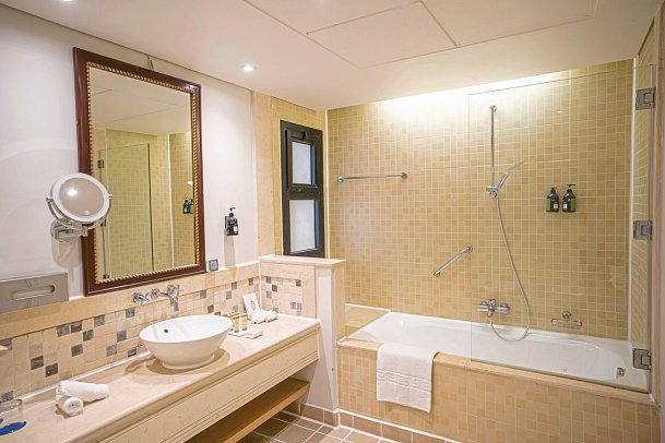 Marina Resort Port Ghalib, a member of Radisson Individuals - Beispiel Bad Premium Suite Marina Blick (Zimmercodierung WM1)