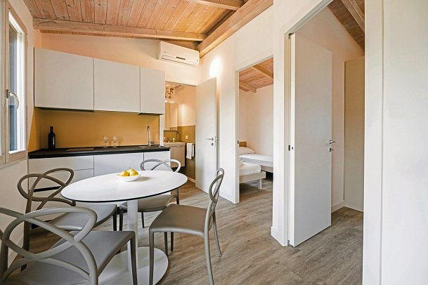 Natural Village Resort - Wohnbeispiel Golden Chalet (Zimmercodierung CB5)