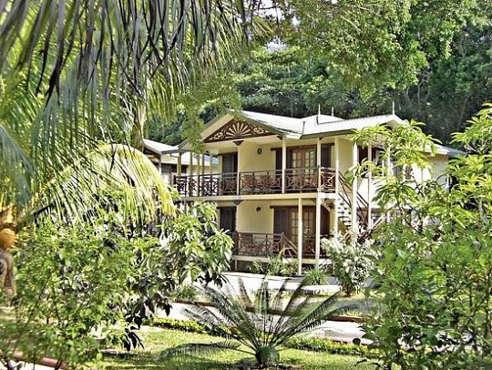Berjaya Beau Vallon Bay Resort & Casino - Wohnbeispiel Deluxe Chalet (Zimmercodierungen UD1 & FD1)
