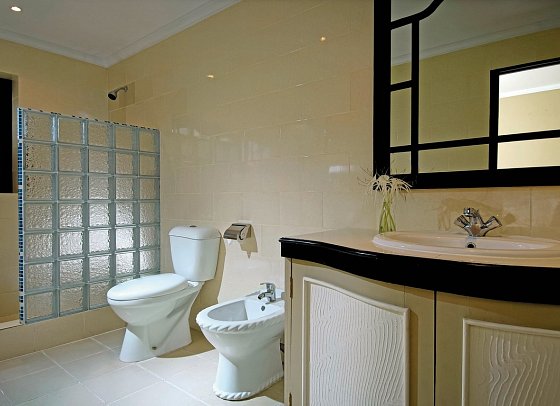 Berjaya Praslin Resort - Beispiel Bad Standard (Zimmercodierungen UG1 & UG8)