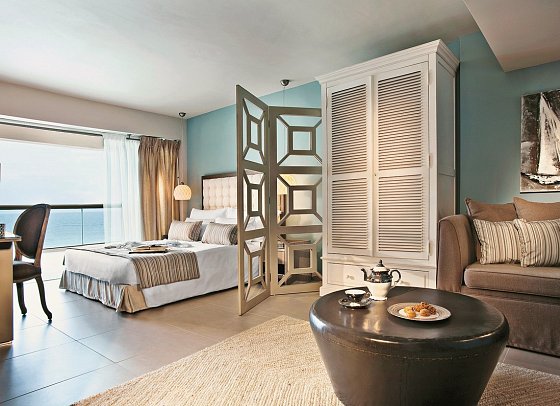 Sani Beach - Wohnbeispiel Juniorsuite Meerblick (Zimmercodierung JBM)