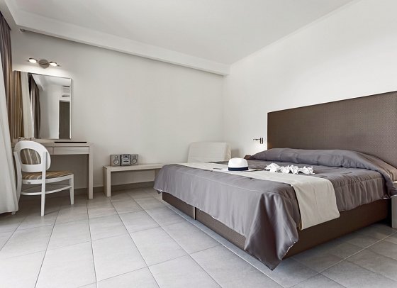 Lagomandra Beach Hotel - Wohnbeispiel Doppelzi. Deluxe seitl. Meerblick (Zimmercodierung DDN)