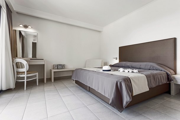 Lagomandra Beach Hotel - Wohnbeispiel Doppelzi. Deluxe seitl. Meerblick (Zimmercodierung DDN)