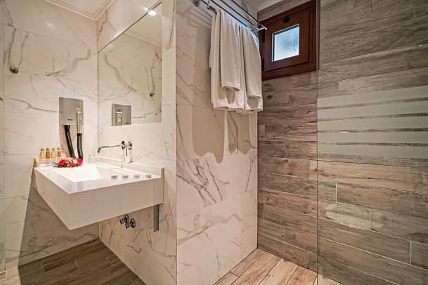 Lagomandra Beach Hotel - Wohnbeispiel Doppelzi. Deluxe seitl. Meerblick (Zimmercodierung DDN)