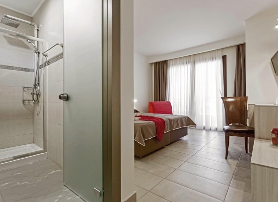 Lagomandra Beach Hotel - Wohnbeispiel Doppelzi. Deluxe seitl. Meerblick (Zimmercodierung DDN)