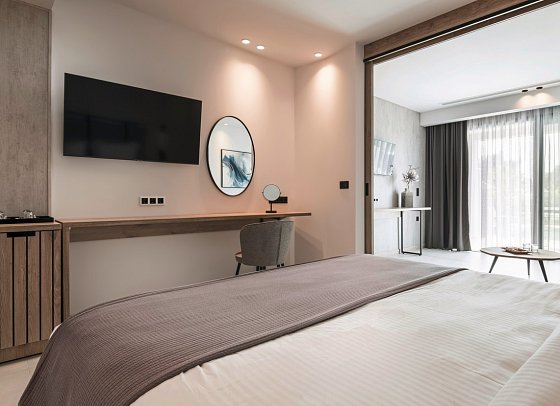 Lagomandra Beach Hotel - Wohnbeispiel Juniorsuite Deluxe Landblick (Zimmercodierung JDL)