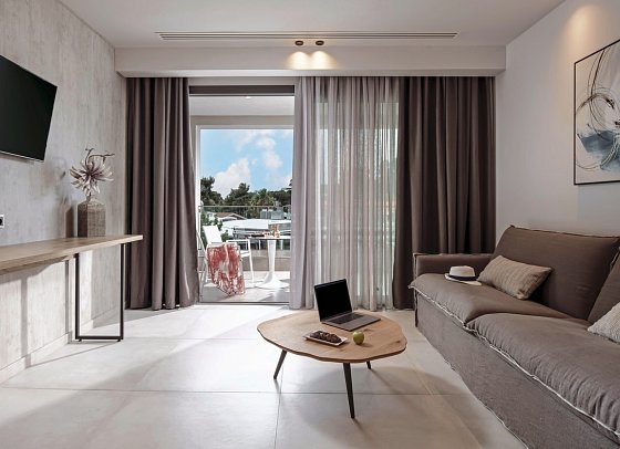 Lagomandra Beach Hotel - Wohnbeispiel Juniorsuite Deluxe Landblick (Zimmercodierung JDL)