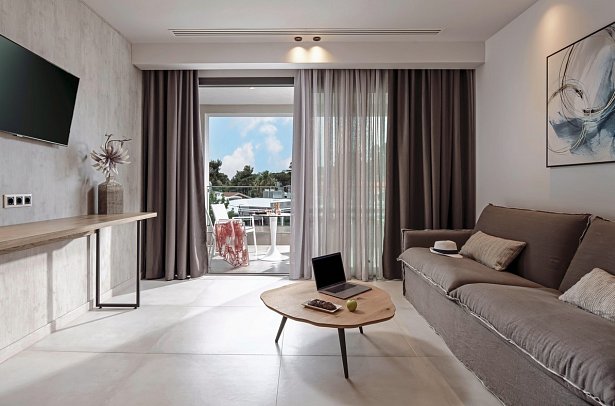 Lagomandra Beach Hotel - Wohnbeispiel Juniorsuite Deluxe Landblick (Zimmercodierung JDL)