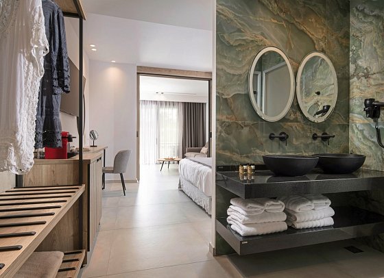 Lagomandra Beach Hotel - Wohnbeispiel Juniorsuite Deluxe Landblick (Zimmercodierung DDN)
