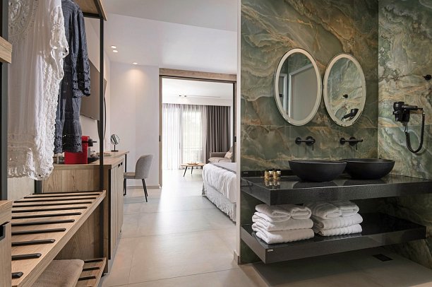 Lagomandra Beach Hotel - Wohnbeispiel Juniorsuite Deluxe Landblick (Zimmercodierung DDN)