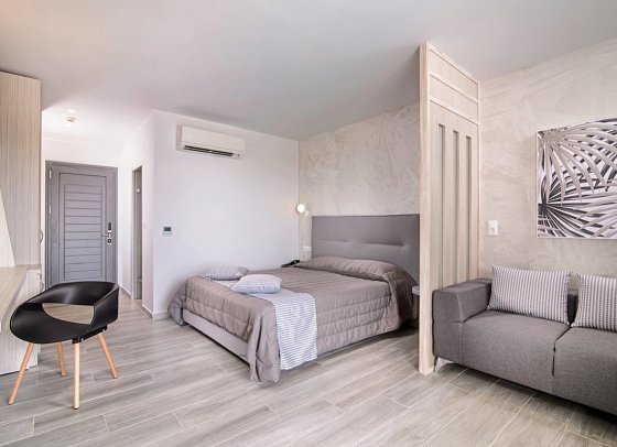 Lagomandra Beach Hotel - Wohnbeispiel Familienzimmer Deluxe Landblick (Zimmercodierung FDL)