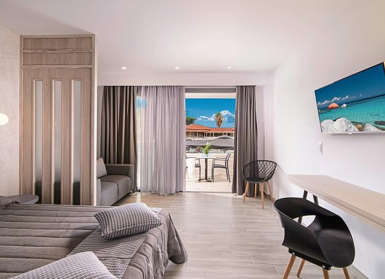 Lagomandra Beach Hotel - Wohnbeispiel Familienzimmer Deluxe Landblick (Zimmercodierung FDL)