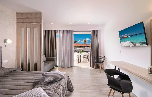 Lagomandra Beach Hotel - Wohnbeispiel Familienzimmer Deluxe Landblick (Zimmercodierung FDL)