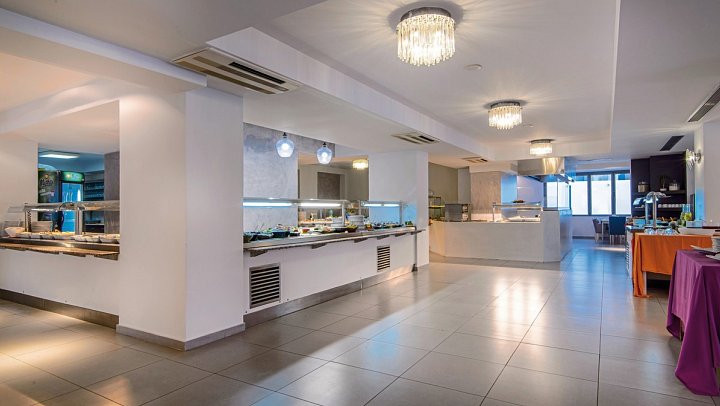 Lagomandra Beach Hotel