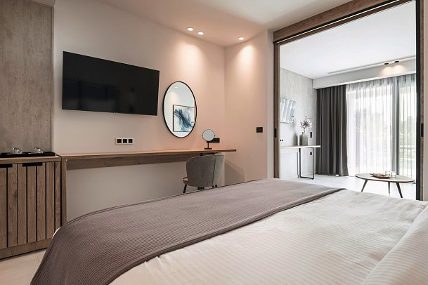 Lagomandra Beach Hotel - Wohnbeispiel Juniorsuite Deluxe Landblick (Zimmercodierung JDL)