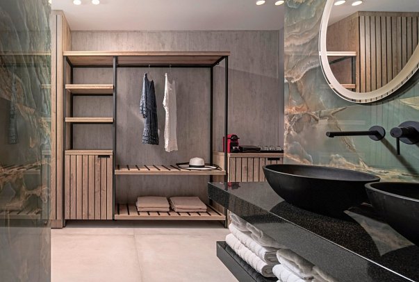 Lagomandra Beach Hotel - Wohnbeispiel Juniorsuite Deluxe Landblick (Zimmercodierung DDN)