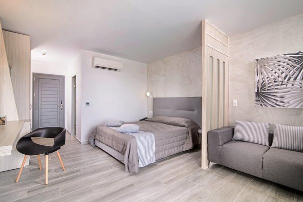 Lagomandra Beach Hotel - Wohnbeispiel Familienzimmer Deluxe Landblick (Zimmercodierung FDL)