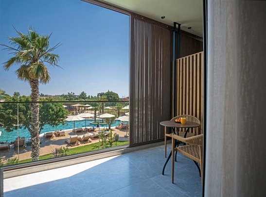 Portes Theros - Wohnbeispiel Doppelzimmer Poolblick (Zimmercodierung DBP)