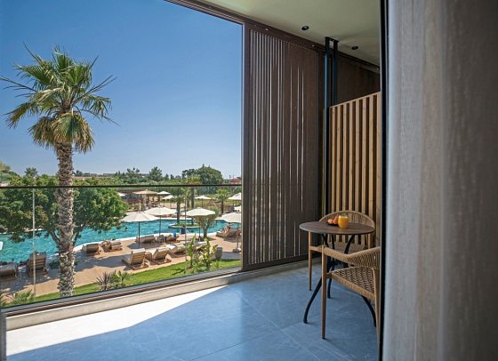 Portes Theros - Wohnbeispiel Doppelzimmer Poolblick (Zimmercodierung DBP)