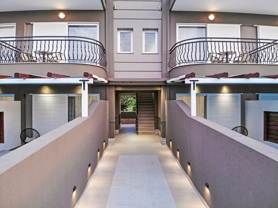 Royal Hotel and Suites