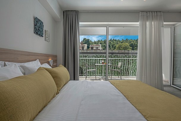 Hotel Kriopigi - Wohnbeispiel Doppelzimmer Komfort Landblick (Zimmercodierung DFL)