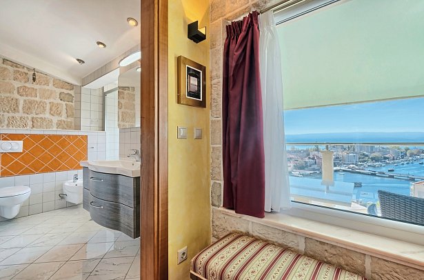 Villa Dvor - Beispiel Bad Doppelzimmer Superior Meerblick (Zimmercodierung DSM)