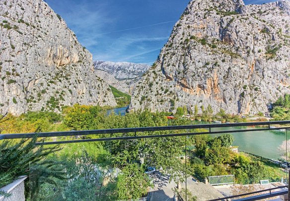 Villa Dvor - Wohnbeispiel Doppelzimmer Balkon mit Flussblick (Zimmercodierung DB1)