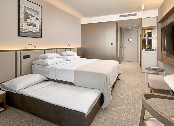 Grand Hotel View - Wohnbeispiel Doppelzimmer Superior Meerblick mit 2 Extrabetten (Zimmercodierung DSM)