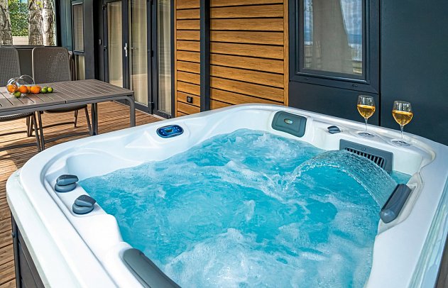 Camp Almissa - Wohnbeispiel MH Adria Superior 4+1 (A) Whirpool (Zimmercodierung CB3)