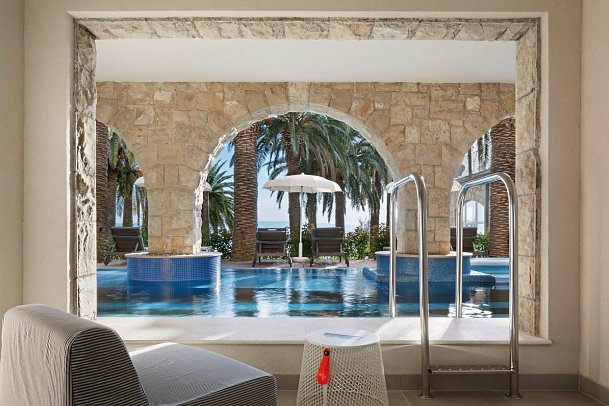 Bluesun Hotel Jadran - Wohnbeispiel Juniorsuite Deluxe Swim-up Pool Meerblick (Zimmercodierung JDM)