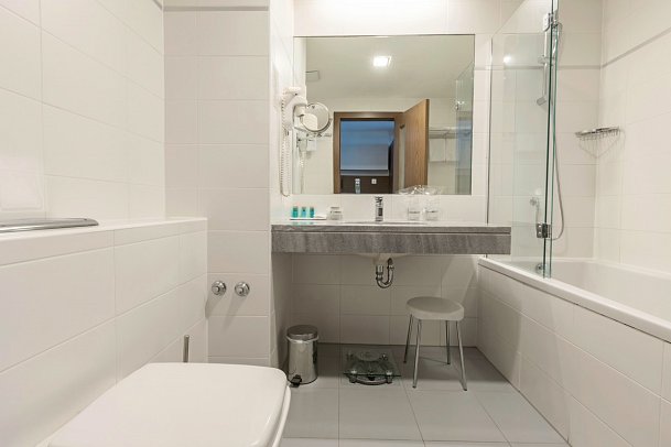 Hotel Park Makarska - Beispiel Bad Doppelzimmer Superior Meerblick (Zimmercodierung DSM)