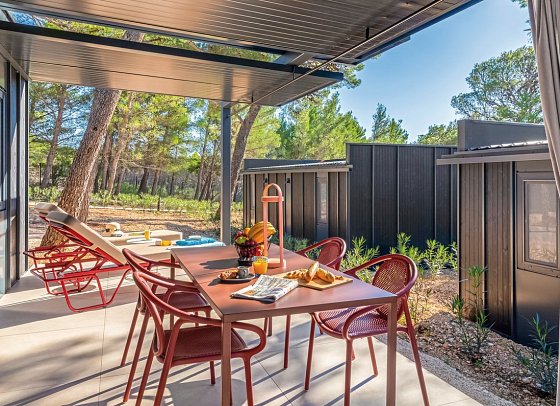 Pinadria Camping Resort - Beispiel Terrasse Mobilheim Premium Holiday Home (Zimmercodierung CM1)