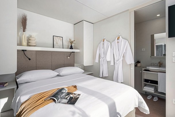 Pinadria Camping Resort - Wohnbeispiel Mobilheim Glamping Escape (Zimmercodierung CB1)