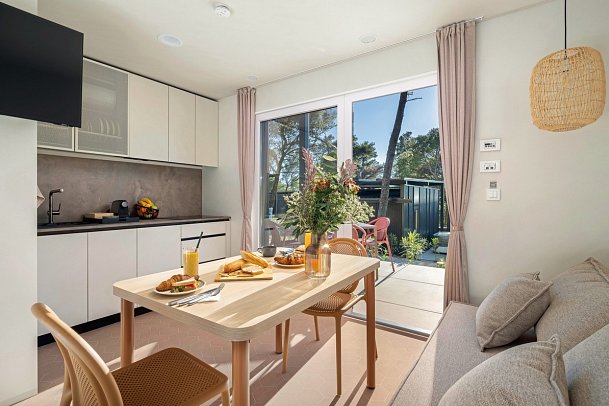 Pinadria Camping Resort - Wohnbeispiel Mobilheim Glamping Escape (Zimmercodierung CB1)