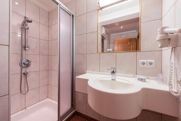 Hotel Gasthof Wachter - Beispiel Bad (Zimmercodierungen DB1, DC1 & DF1)