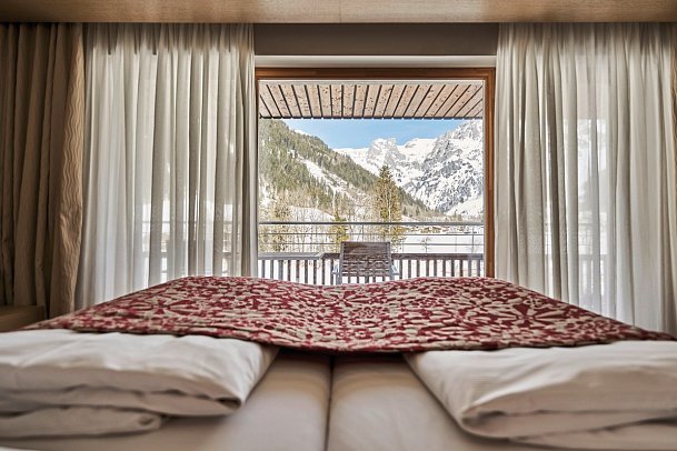 aja Bergresort Werfenweng Hotel - Wohnbeispiel Doppelzimmer Bergblick (Zimmercodierungen DBB, EC2 & DF1)