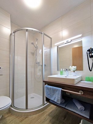 Hotel Wasserfall - Beispiel Bad Doppelzimmer Standard (Zimmercodierung DG2)