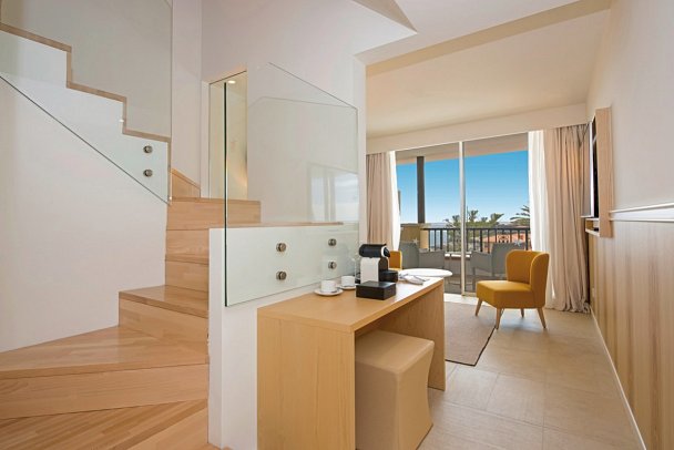 Iberostar Selection Anthelia - Wohnbeispiel Duplex-Suite seitl. Meerblick (Zimmercodierungen W1N & W2N)