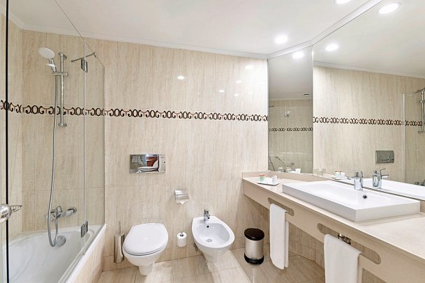 Alexandre Hotel Gala - Wohnbeispiel Familienzimmer Gartenblick (Zimmercodierung FBG)