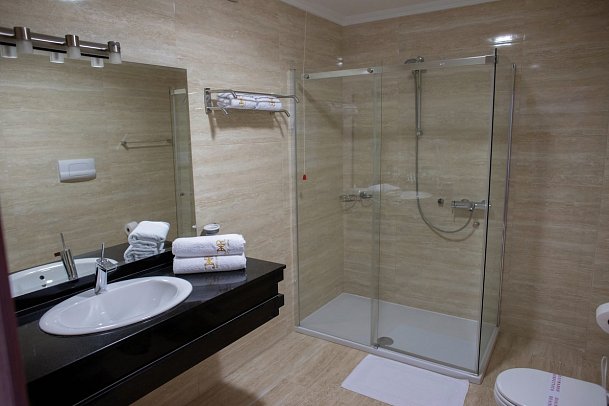 Jaroal Hotel - Wohnbeispiel Bad (Zimmercodierungen DBN & DBM)