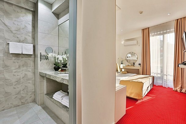 Hotel La Mer - Wohnbeispiel Double Room Sea View (Zimmercodierung DBM)