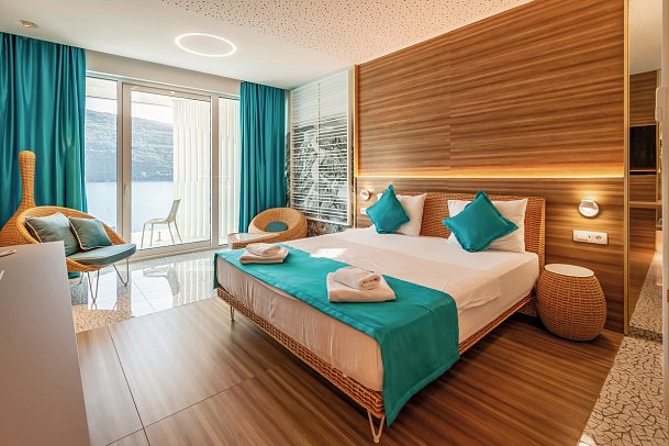 Carine Hotel Kumbor Superior - Wohnbeispiel DZ Deluxe seitl. Meerblick