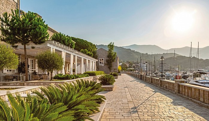 Lazure Hotel & Marina