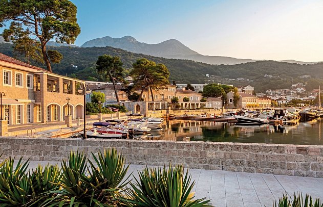 Lazure Hotel & Marina