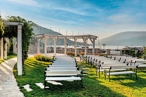 Lazure Hotel & Marina