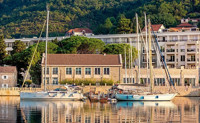 Lazure Hotel & Marina