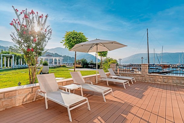 Lazure Hotel & Marina