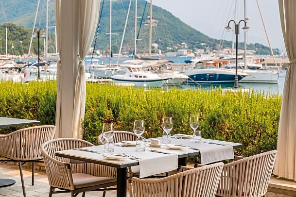 Lazure Hotel & Marina