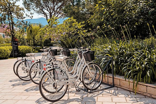 Lazure Hotel & Marina